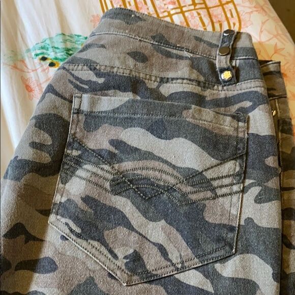 Idyllwind Camo Skinny Jeans with Studs NEW $65 - Picture 5 of 6